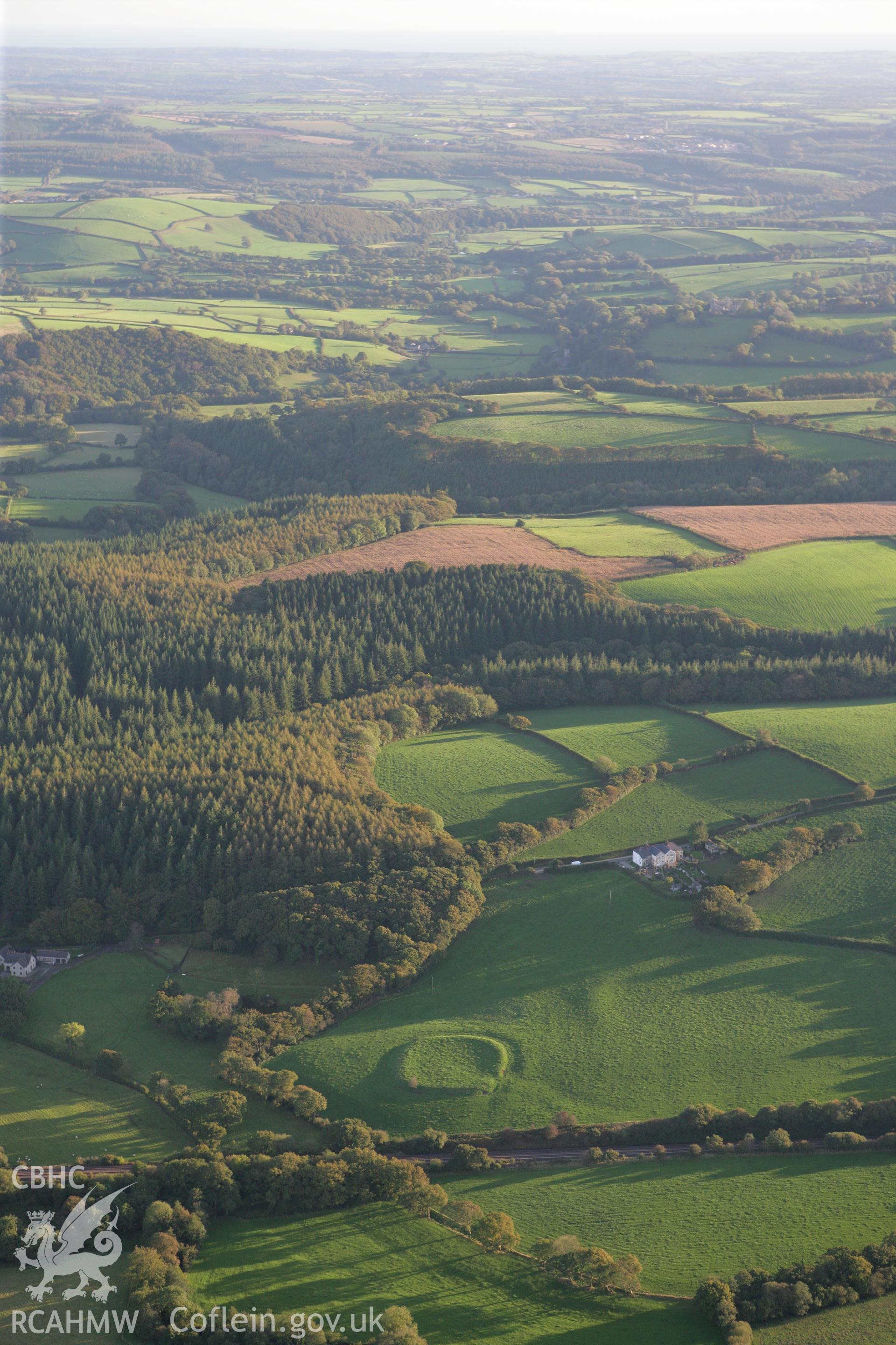 RCAHMW colour oblique photograph of Gelli Camp, Llawhaden. Taken by Toby Driver on 04/10/2007.