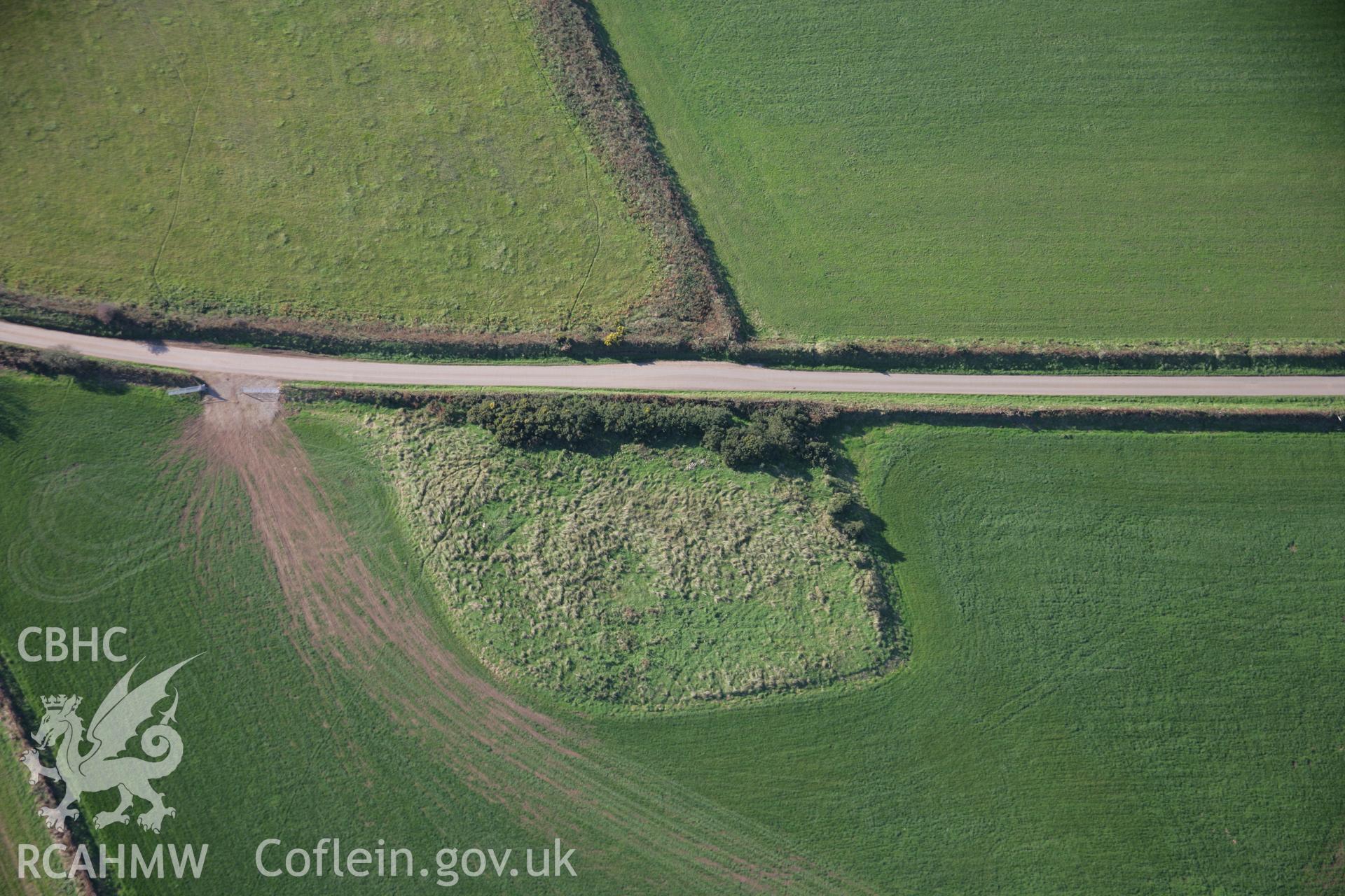 RCAHMW colour oblique photograph of Caer Bayvil hillfort;Y Gaer, Bayvil. Taken by Toby Driver on 23/10/2007.