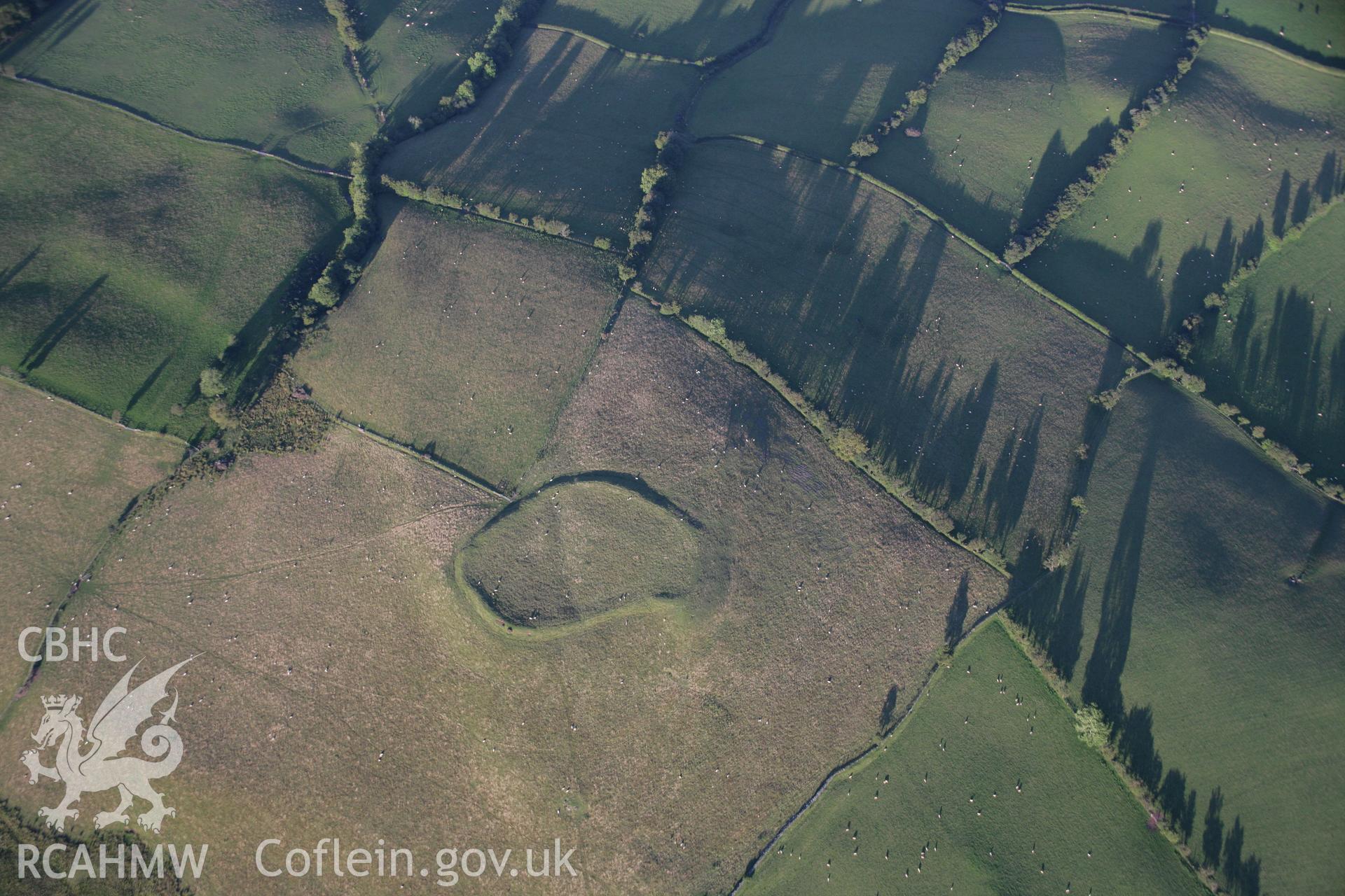 RCAHMW colour oblique aerial photograph of Twyn-y-Gaer Settlement, Trallwng. Taken on 08 August 2007 by Toby Driver