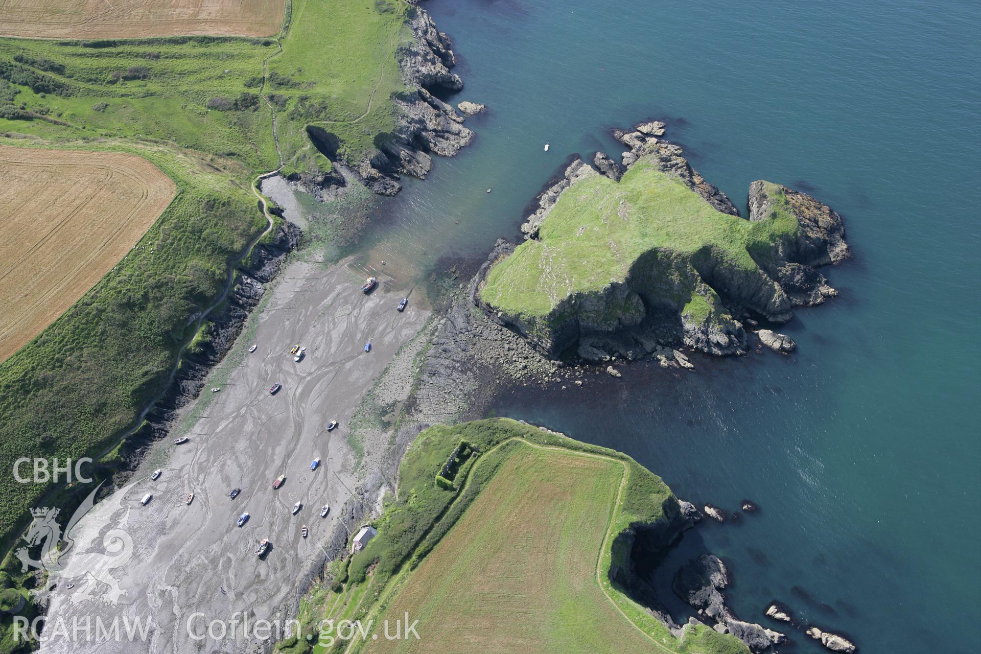 RCAHMW colour oblique photograph of Ynys y Castell and Abercastle. Taken by Toby Driver on 01/08/2007.