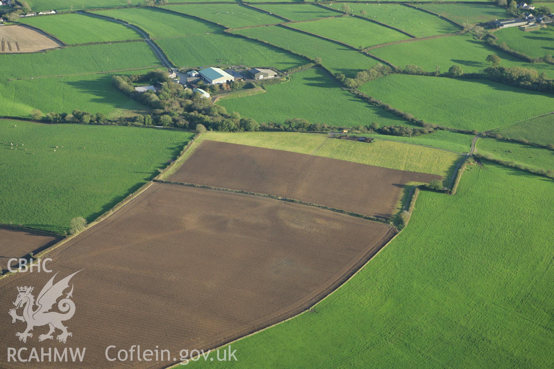 RCAHMW colour oblique photograph of Roman road west of Carmarthen, earthworks. Taken by Toby Driver on 04/10/2007.