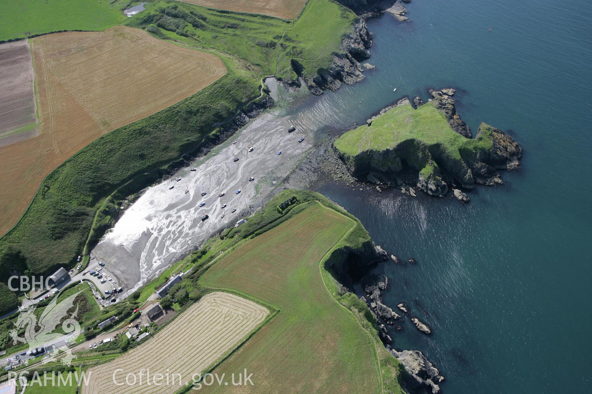 RCAHMW colour oblique photograph of Ynys y Castell and Abercastle. Taken by Toby Driver on 01/08/2007.