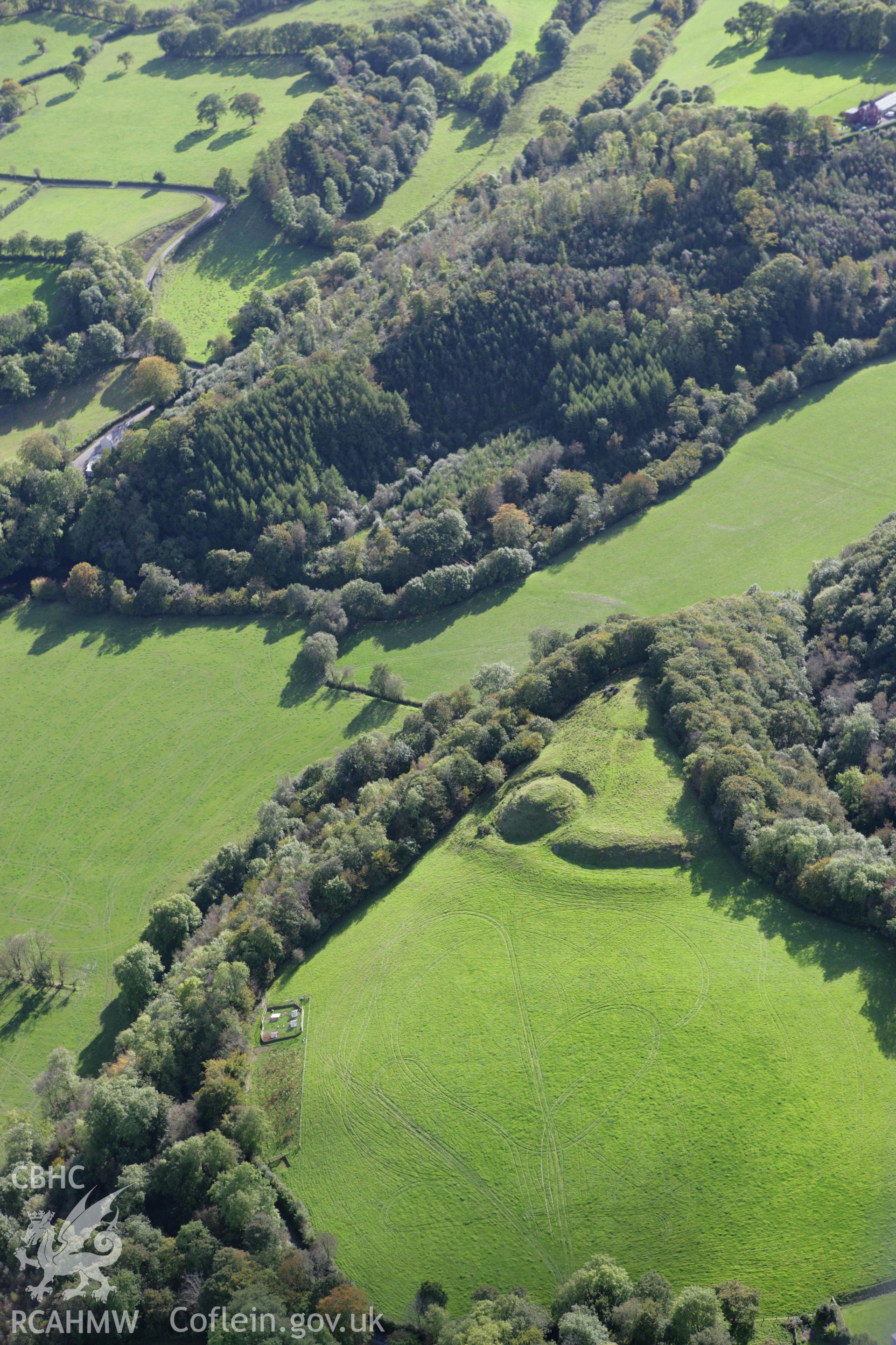 RCAHMW colour oblique photograph of Allt y Ferin motte and bailey. Taken by Toby Driver on 04/10/2007.