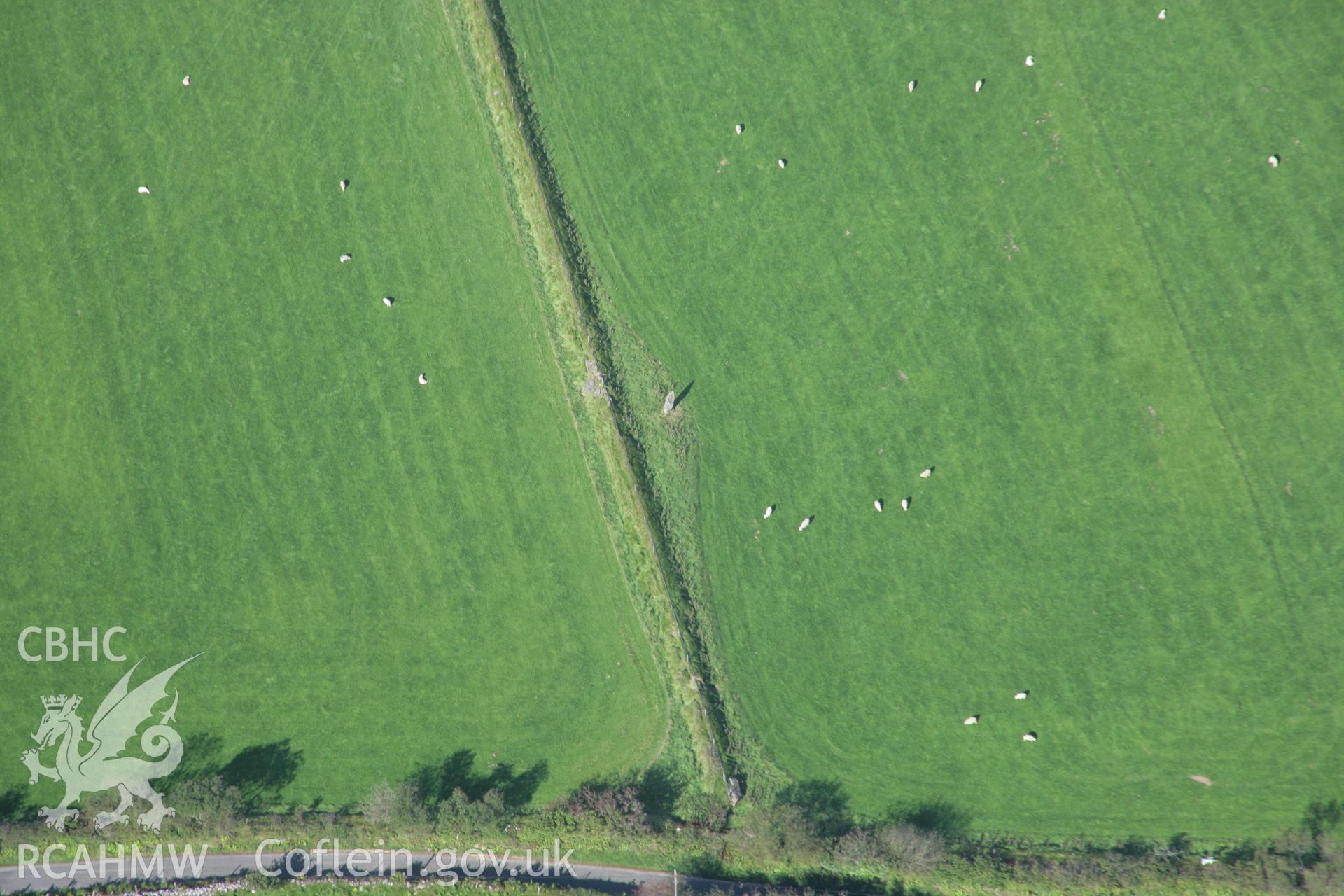 RCAHMW colour oblique photograph of Gate Standing stones. Taken by Toby Driver on 11/09/2007.