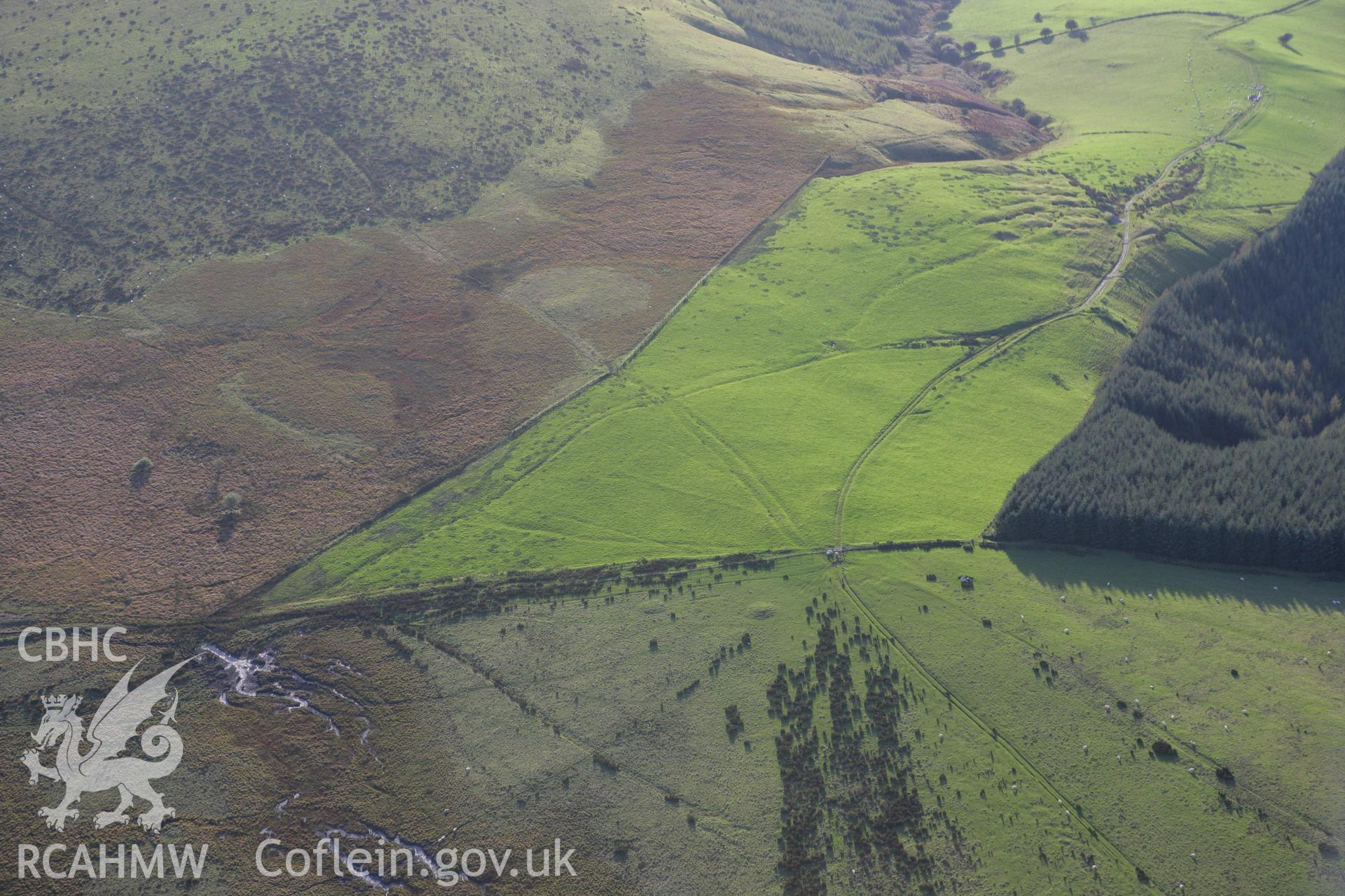 RCAHMW colour oblique photograph of Pencerrigdiddos round barrows. Taken by Toby Driver on 04/10/2007.