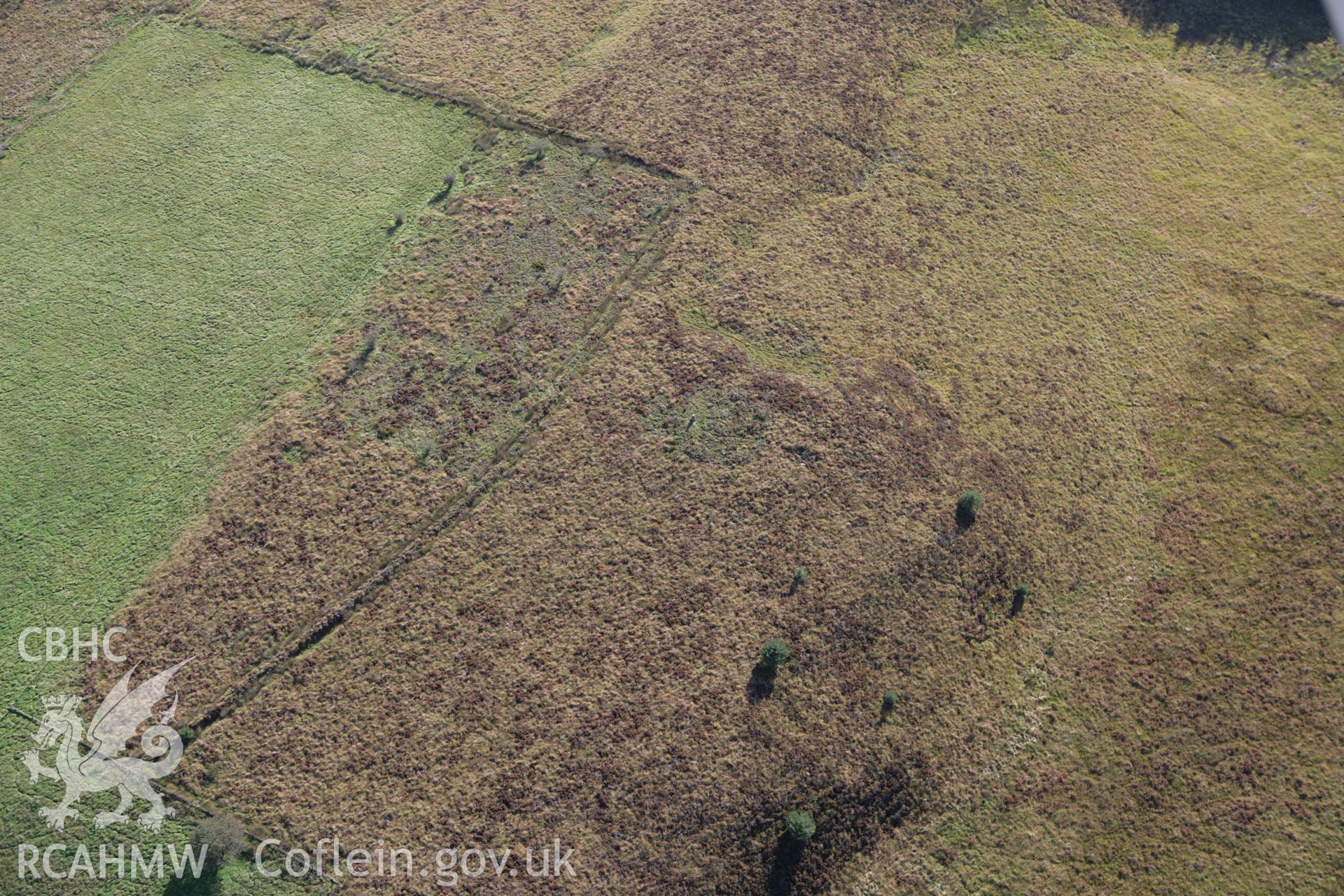 RCAHMW colour oblique photograph of Y Garn, cairn. Taken by Toby Driver on 04/10/2007.