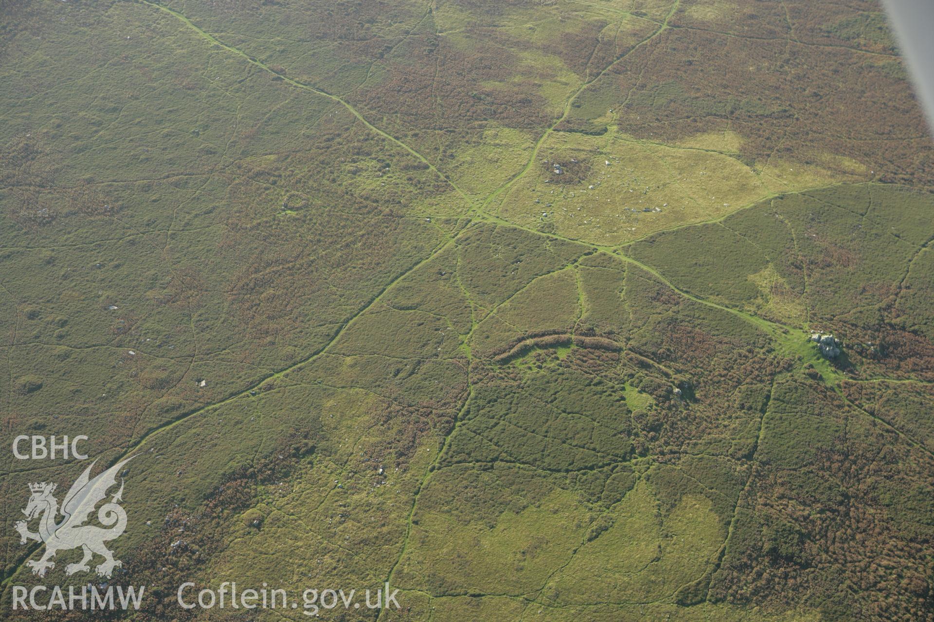 RCAHMW colour oblique photograph of Carn Llwyd earthwork;Myndd Carn Ingli. Taken by Toby Driver on 23/10/2007.