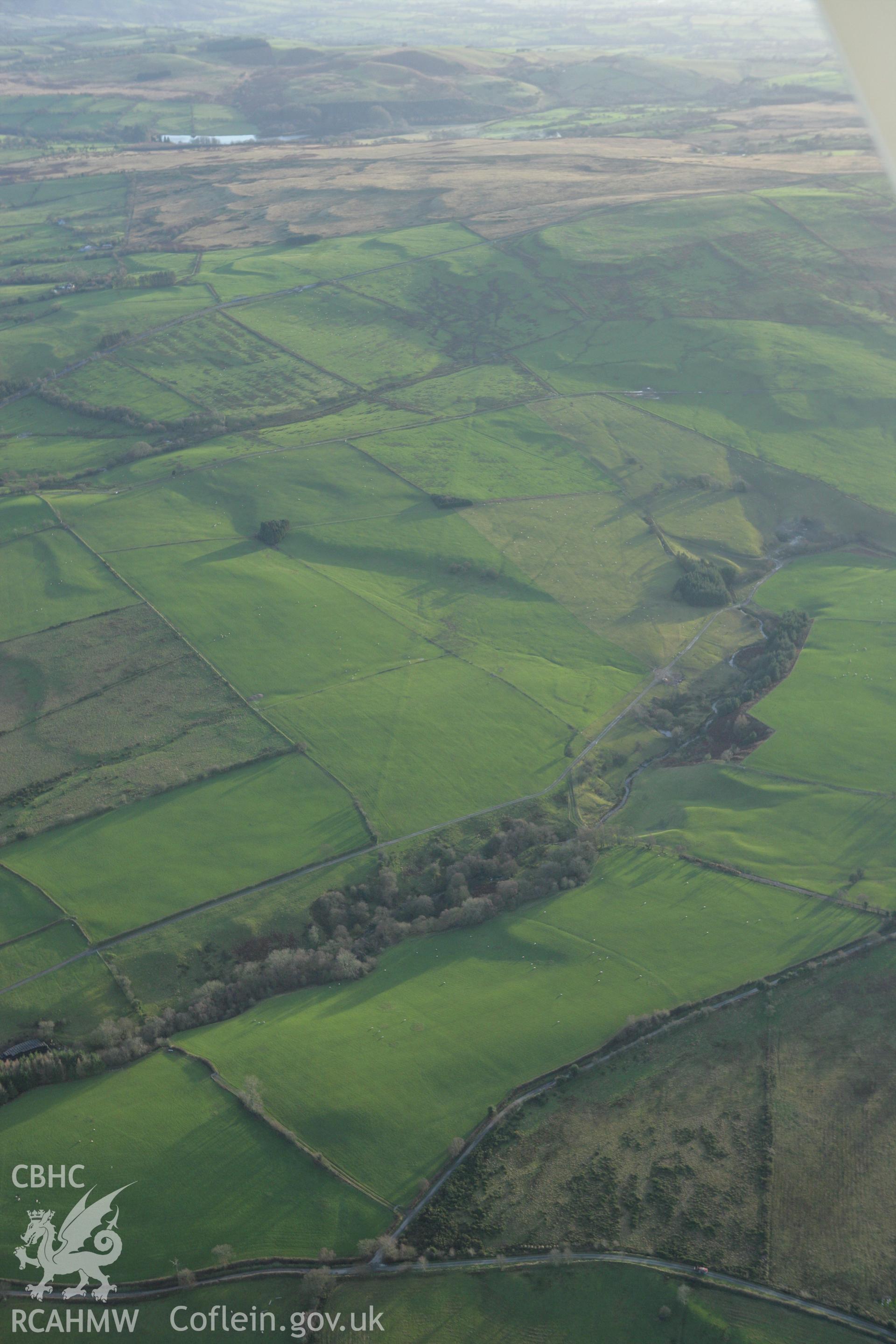 RCAHMW colour oblique photograph of Section of roman road west of Pant, looking south. Taken by Toby Driver on 11/12/2007.