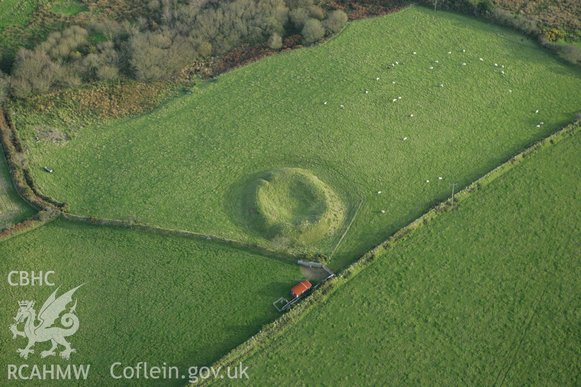 RCAHMW colour oblique photograph of Castell Pen-gawsi. Taken by Toby Driver on 06/11/2007.