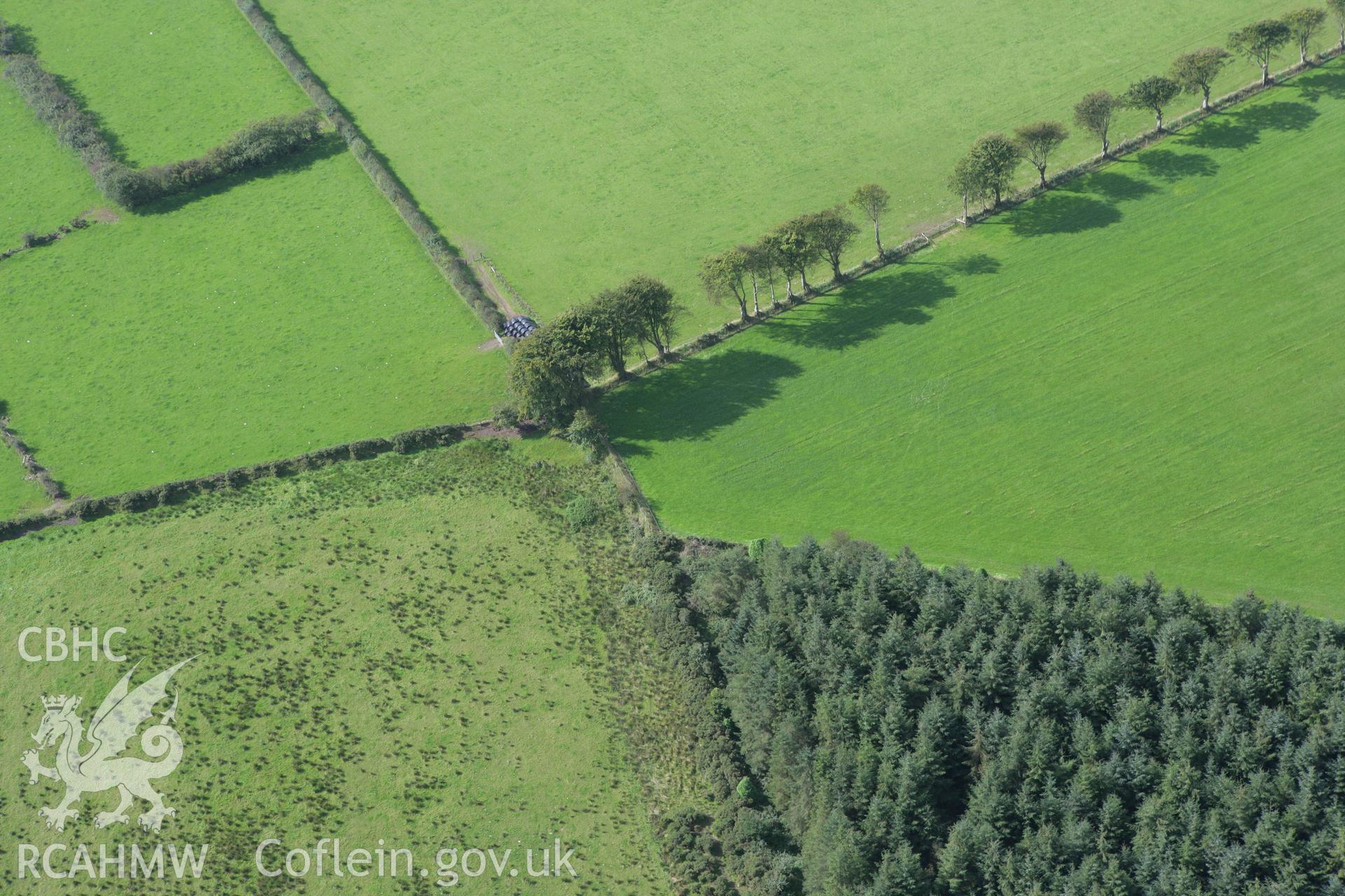 RCAHMW colour oblique photograph of Crug Sglethin. Taken by Toby Driver on 11/09/2007.