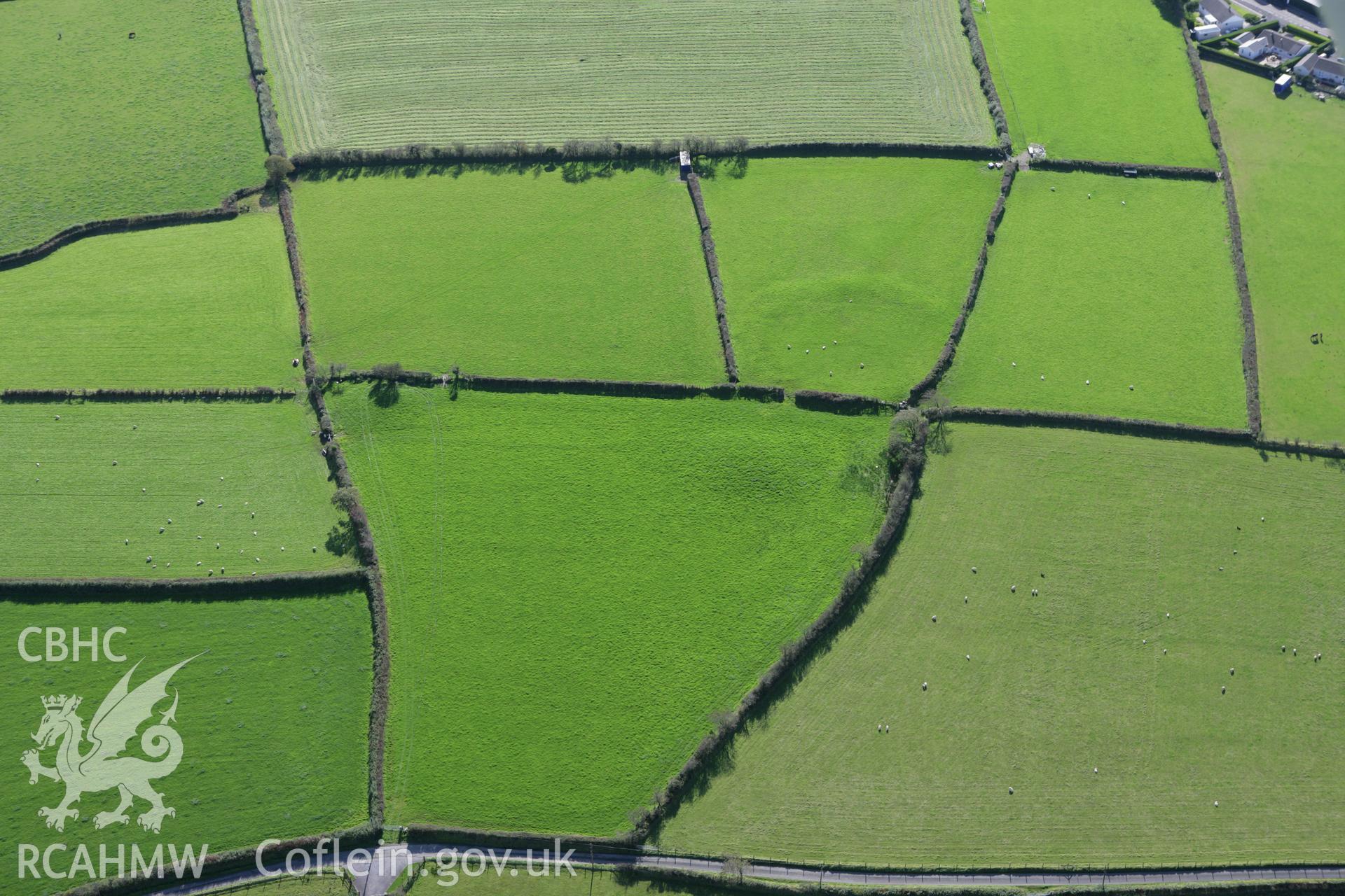 RCAHMW colour oblique photograph of Crugiau Garn Fawr Barrow. Taken by Toby Driver on 04/10/2007.