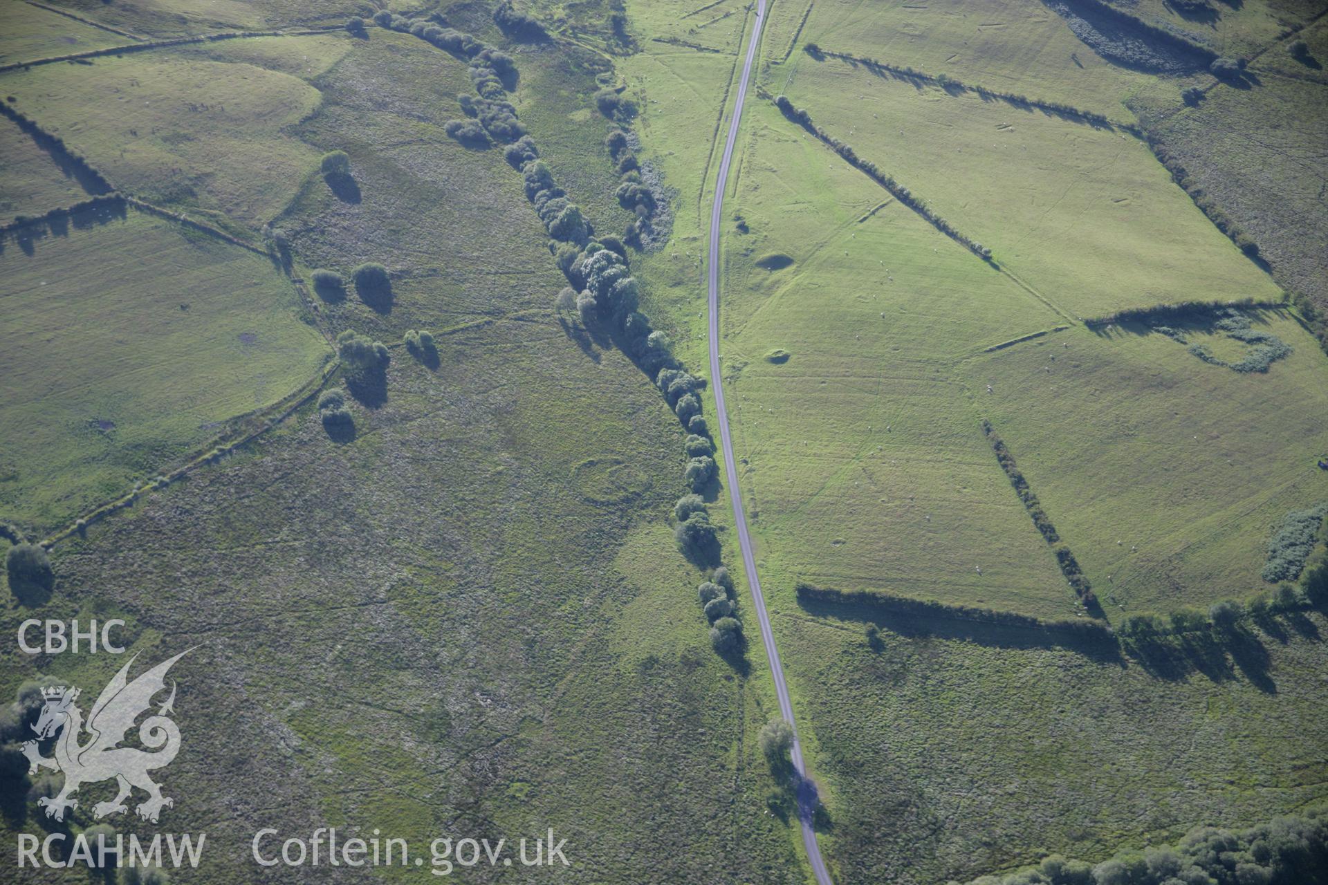 RCAHMW colour oblique aerial photograph of Hirllwyn Enclosure, Llandeilor Fan. Taken on 08 August 2007 by Toby Driver