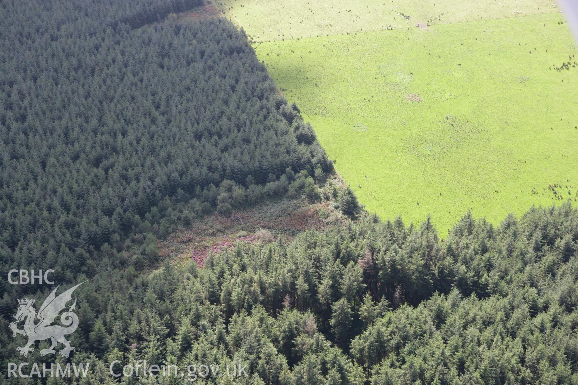 RCAHMW colour oblique photograph of Crug-Bach barrow. Taken by Toby Driver on 11/09/2007.