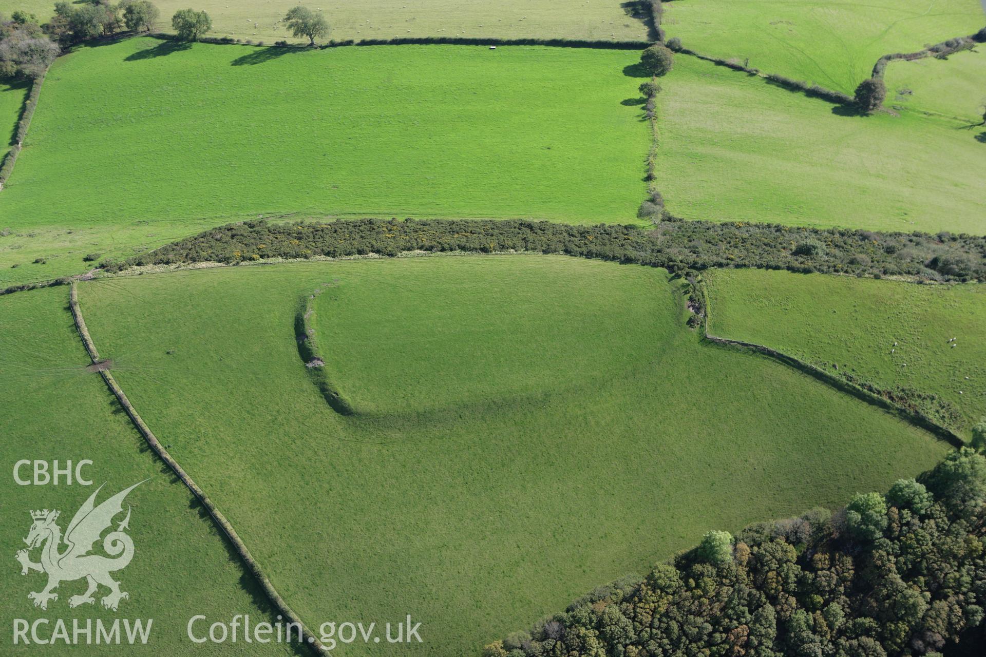 RCAHMW colour oblique photograph of Banc y Rhyfel hillfort. Taken by Toby Driver on 04/10/2007.