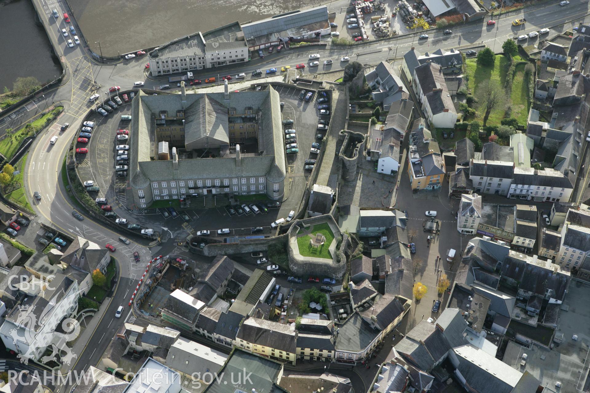 RCAHMW colour oblique photograph of Carmarthen Castle;Carmarthen Gaol;County Gaol;Carmarthen County Hall. Taken by Toby Driver on 29/11/2007.