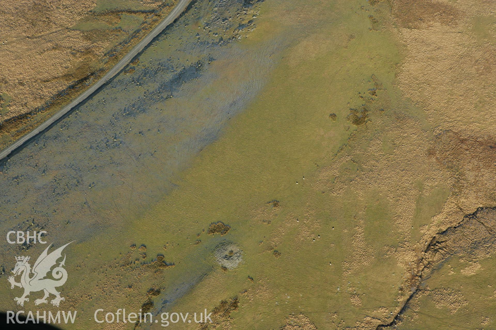 RCAHMW colour oblique photograph of Cefn Cerrig cairn I. Taken by Toby Driver on 20/12/2007.