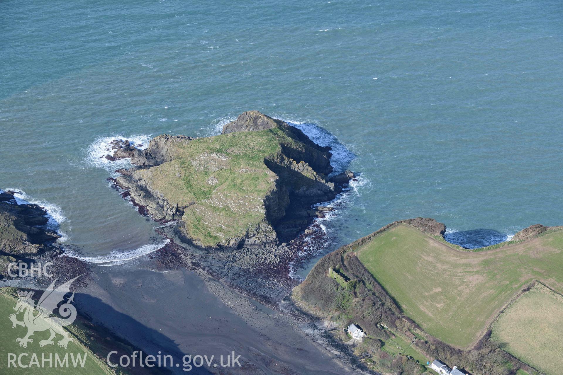 RCAHMW colour oblique aerial photograph of Ynys y Castell promontory fort taken on 4 March 2022 by Toby Driver ((SM851339)