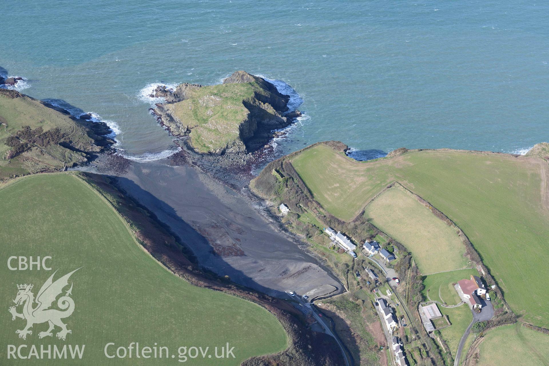 RCAHMW colour oblique aerial photograph of Ynys y Castell promontory fort taken on 4 March 2022 by Toby Driver ((SM851339)