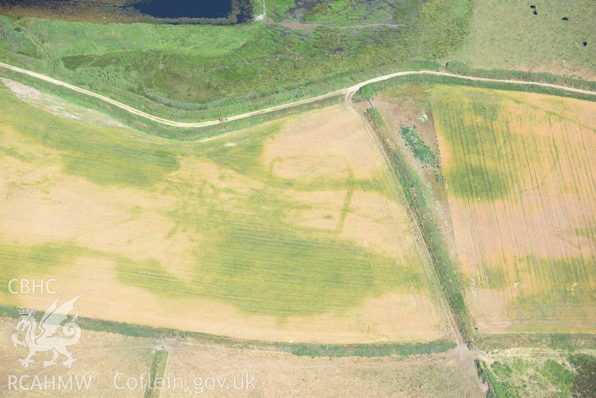 Aerial photography of Runwayskiln Prehistoric Settlement Cropmarks Aerial reconnaissance survey for the CHERISH Project. Crown Copyright: CHERISH PROJECT 2018. Produced with EU funds through the Ireland Wales Co-operation Programme 2014-2020. All material made freely available through the Open Government Licence.