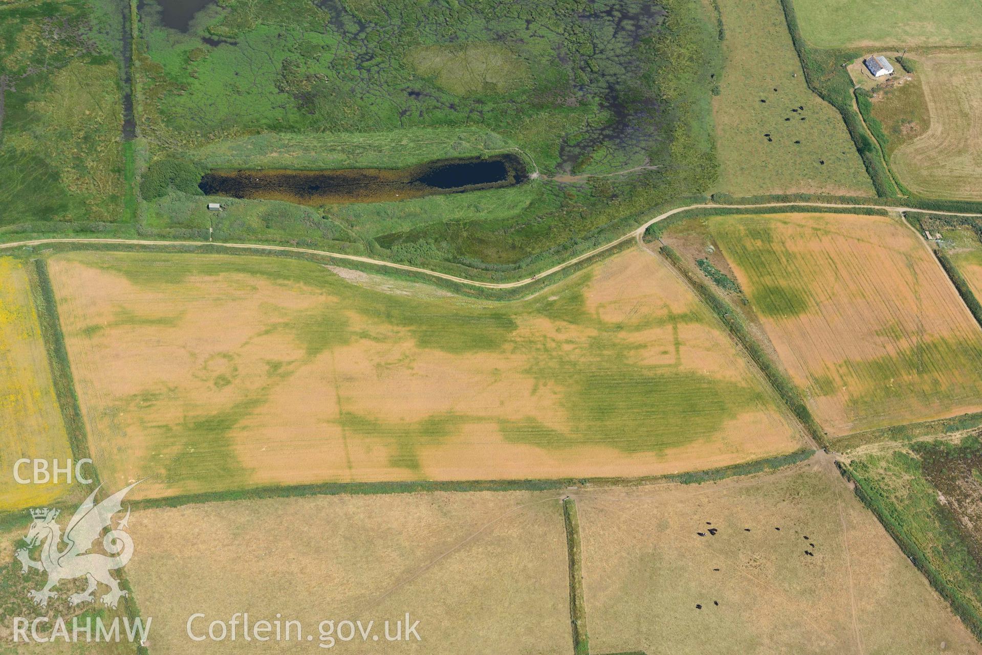 Aerial photography of Runwayskiln Prehistoric Settlement Cropmarks Aerial reconnaissance survey for the CHERISH Project. Crown Copyright: CHERISH PROJECT 2018. Produced with EU funds through the Ireland Wales Co-operation Programme 2014-2020. All material made freely available through the Open Government Licence.