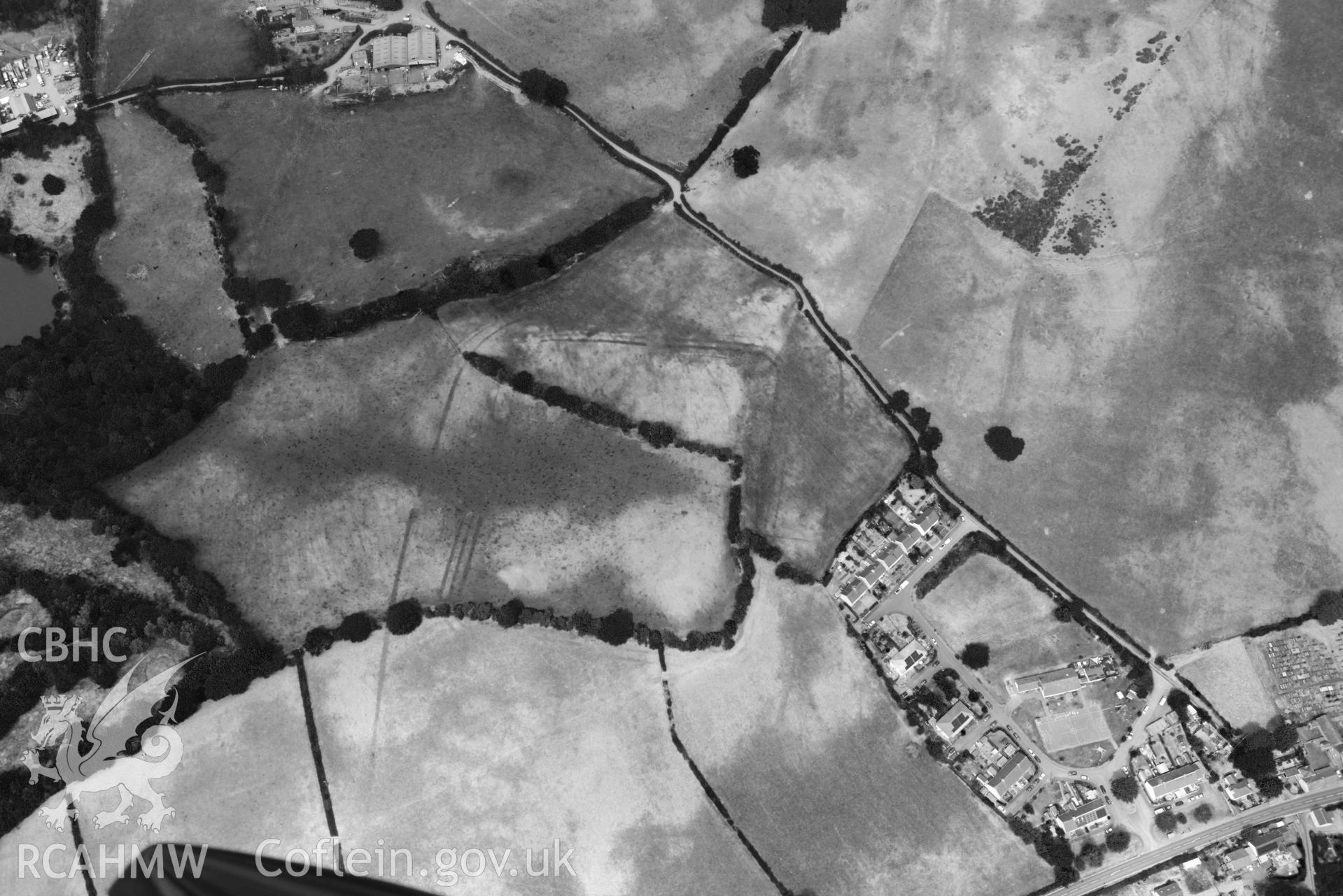 Aerial photograph: Pen-Llwyn Roman fort, with parchmarks. Crown: CHERISH PROJECT 2018. Produced with EU funds through the Ireland Wales Co-operation Programme 2014-2020 (NGR SN650806)