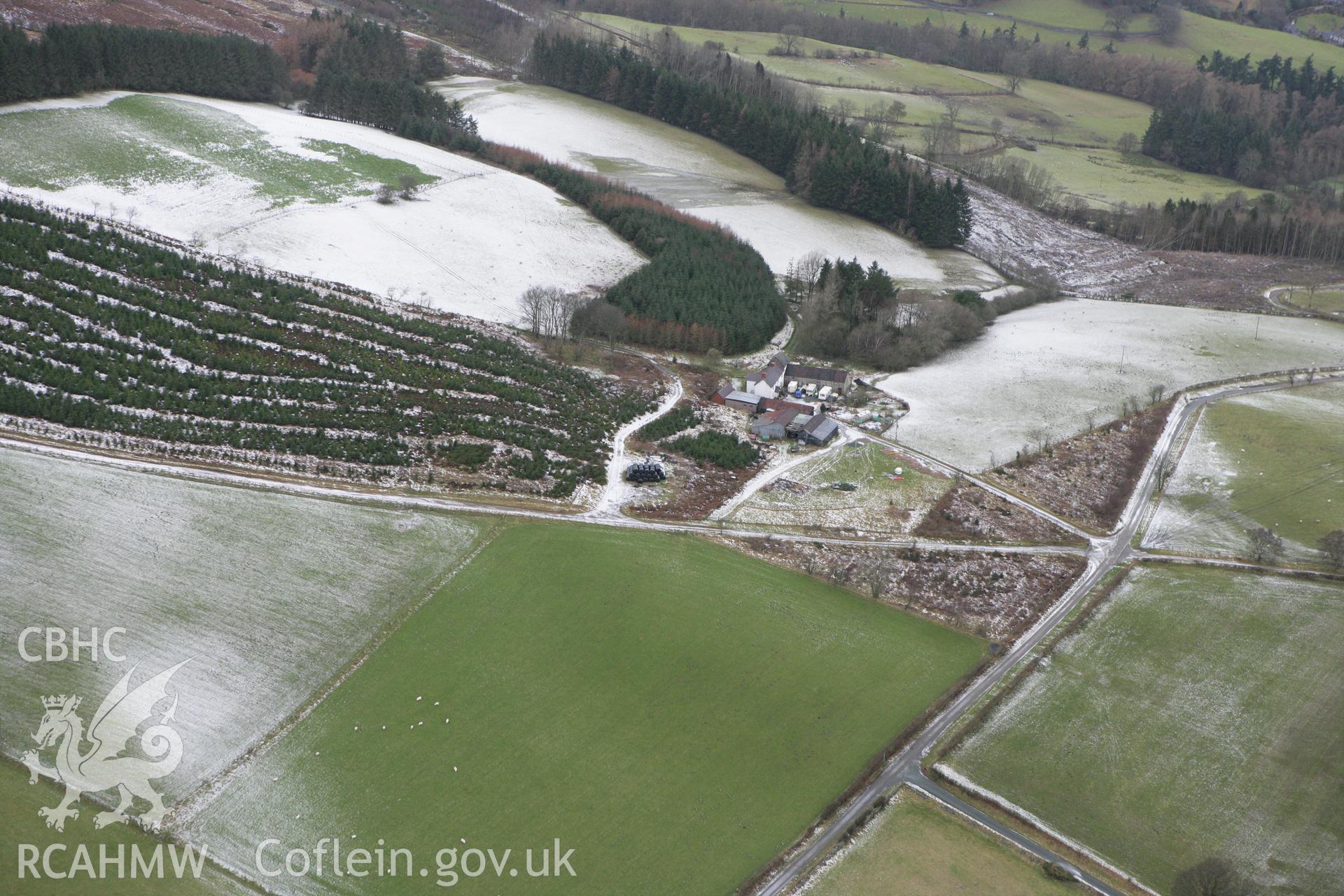 RCAHMW colour oblique photograph of Fynnon Las, barrow. Taken by Toby Driver on 21/01/2009.