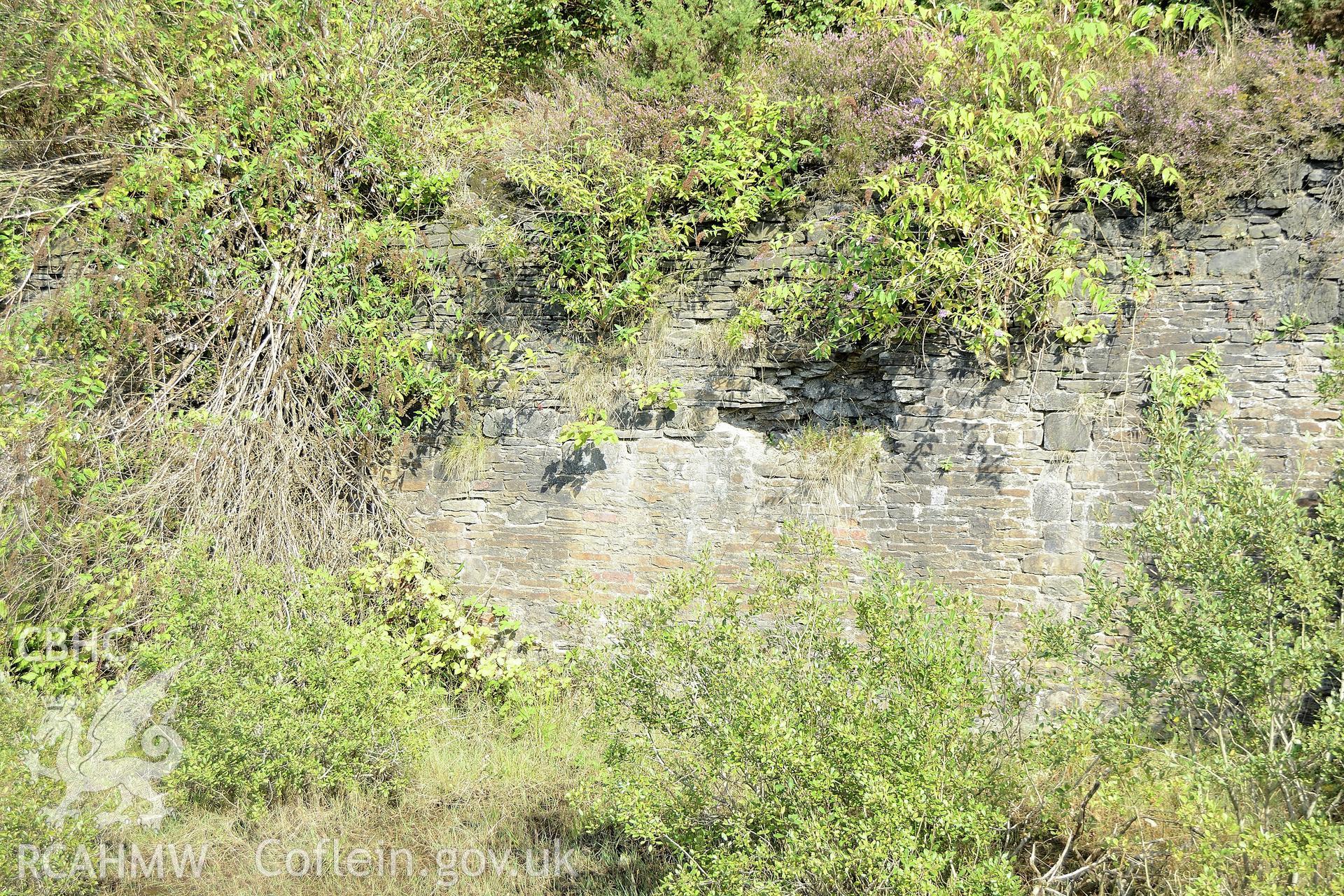 Wall of the Smith canal cycle path side